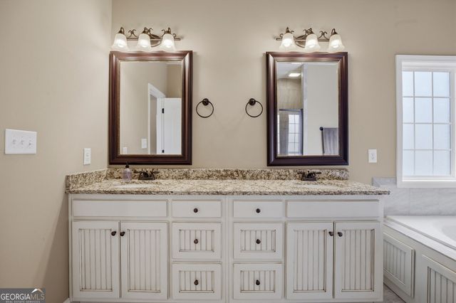 251 Hampton Oaks Way, Byron, GA 31008