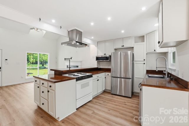 1629 Oak Knoll Lane, Charlotte, NC 28214