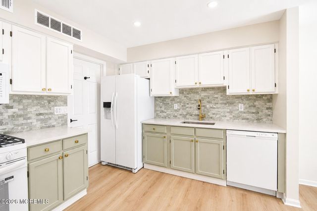 99 Oak Lane, Eatontown, NJ 07724
