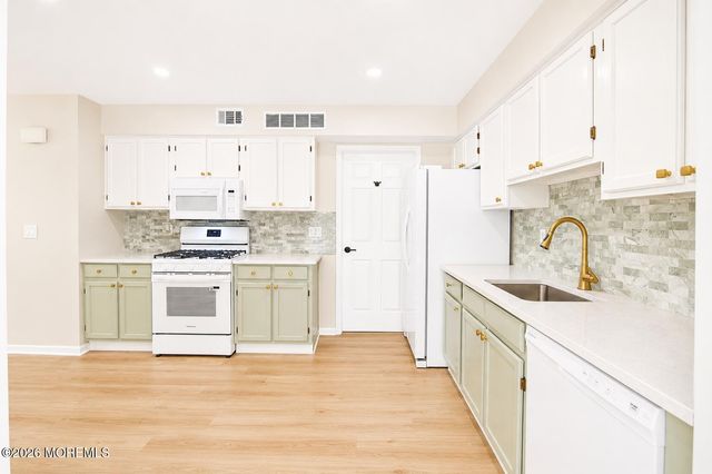 99 Oak Lane, Eatontown, NJ 07724