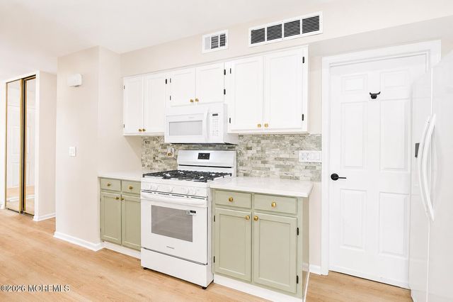 99 Oak Lane, Eatontown, NJ 07724