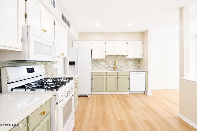 99 Oak Lane, Eatontown, NJ 07724