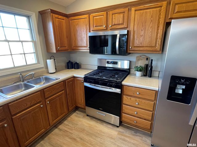 1909 ENGLISH OAK Drive, Washington, IL 61571