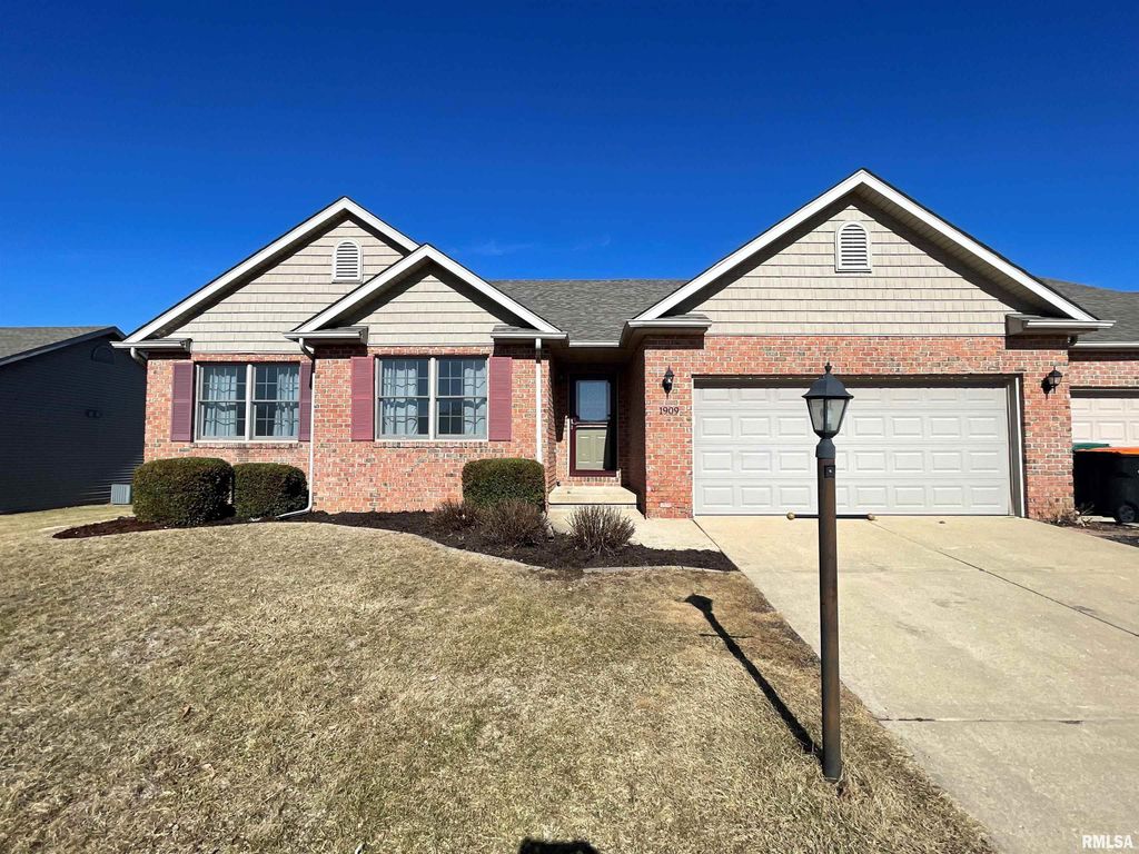 1909 ENGLISH OAK Drive, Washington, IL 61571