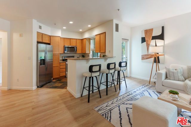 6400 Crescent Parkway 202, Los Angeles, CA 90094
