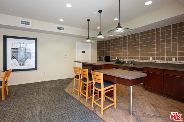 6400 Crescent Parkway 202, Los Angeles, CA 90094