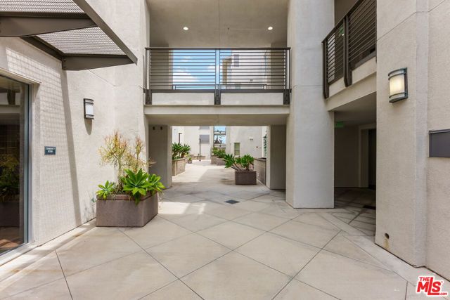 6400 Crescent Parkway 202, Los Angeles, CA 90094