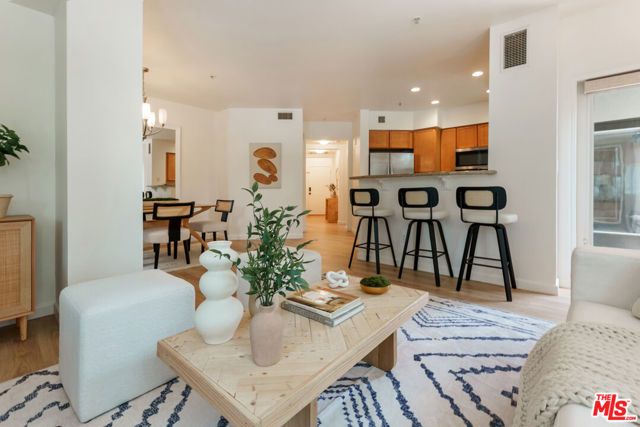 6400 Crescent Parkway 202, Los Angeles, CA 90094