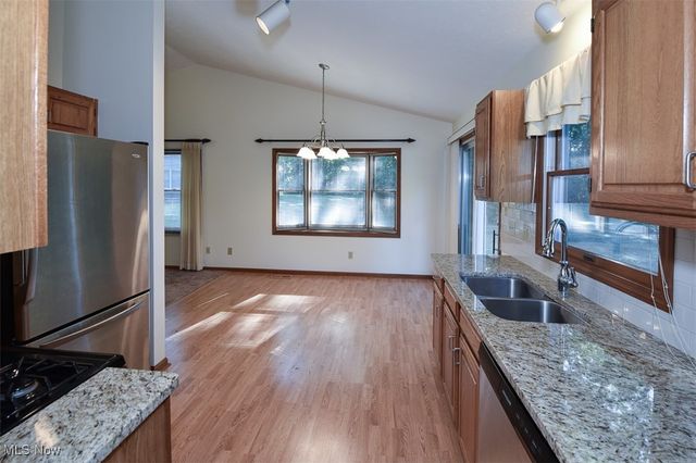 2121 Oakwood Court, Avon, OH 44011