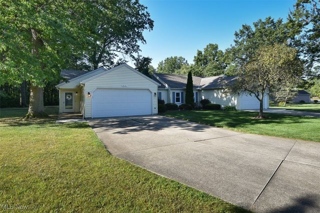 2121 Oakwood Court, Avon, OH 44011