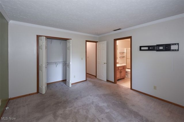 2121 Oakwood Court, Avon, OH 44011