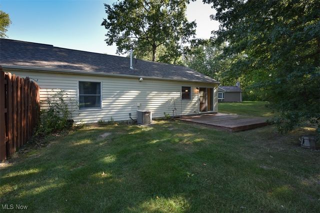 2121 Oakwood Court, Avon, OH 44011