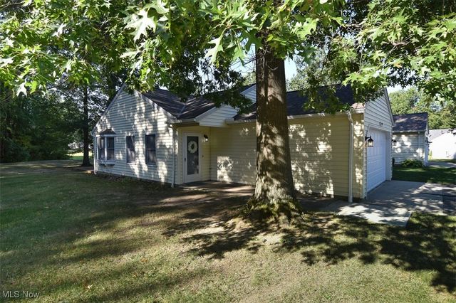 2121 Oakwood Court, Avon, OH 44011