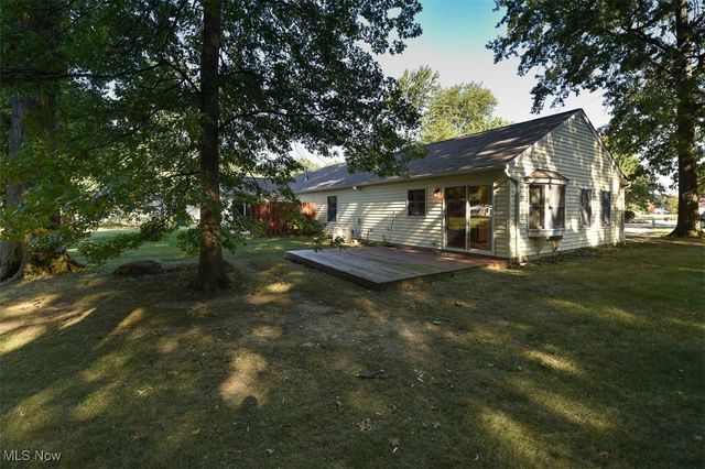 2121 Oakwood Court, Avon, OH 44011