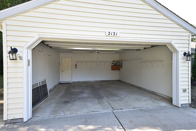 2121 Oakwood Court, Avon, OH 44011