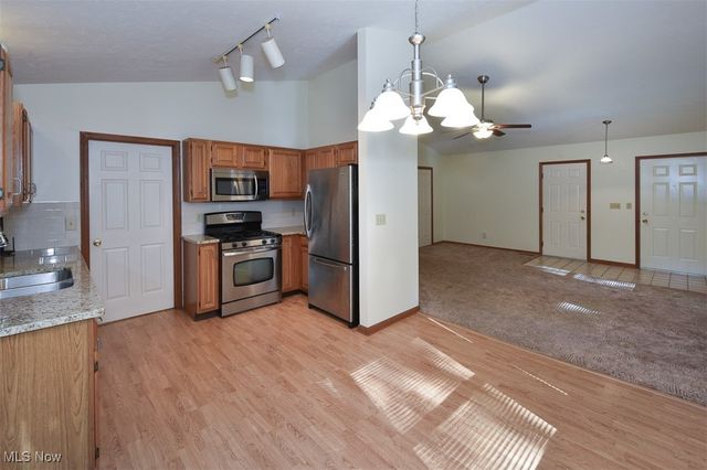 2121 Oakwood Court, Avon, OH 44011