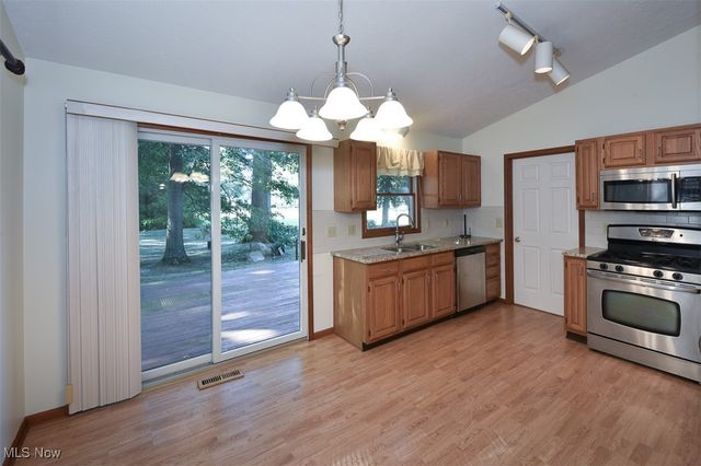 2121 Oakwood Court, Avon, OH 44011