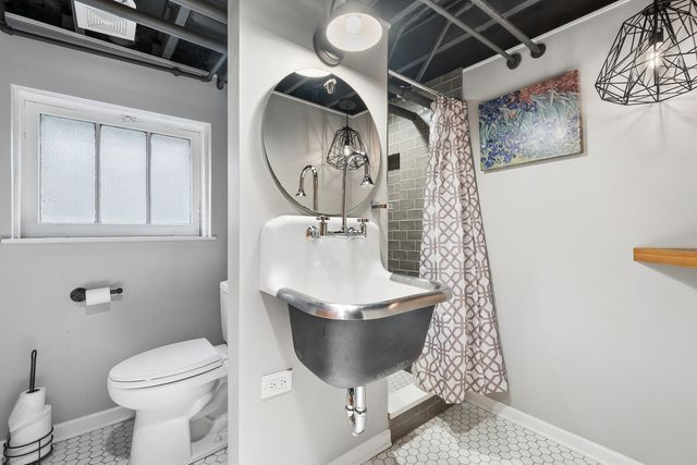 7446 N Rockwell Street, Chicago, IL 60645