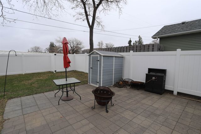 409 5th ST SW, Minot, ND 58701
