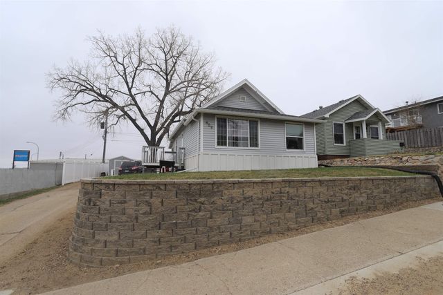 409 5th ST SW, Minot, ND 58701