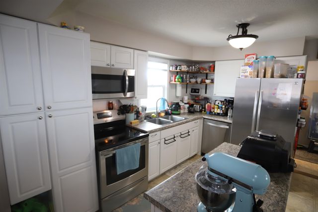 409 5th ST SW, Minot, ND 58701