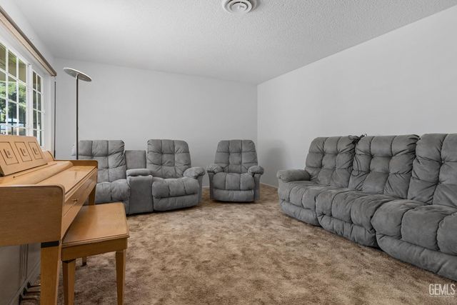 4709 Pinecastle Avenue, Bakersfield, CA 93313