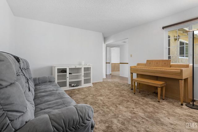 4709 Pinecastle Avenue, Bakersfield, CA 93313