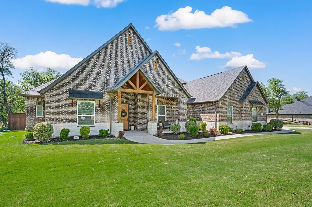 200 Clayton Xing, Springtown, TX 76082