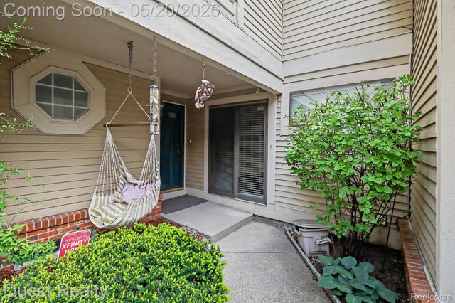 5673 Drake Hollow W Drive W, West Bloomfield Charter Township, MI 48322