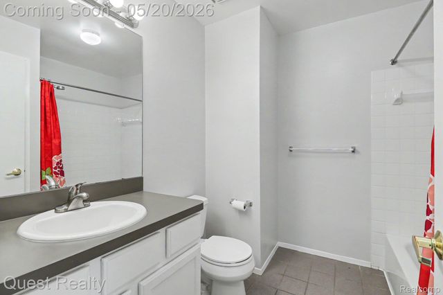 5673 Drake Hollow W Drive W, West Bloomfield Charter Township, MI 48322