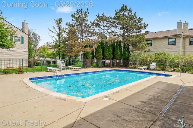 5673 Drake Hollow W Drive W, West Bloomfield Charter Township, MI 48322