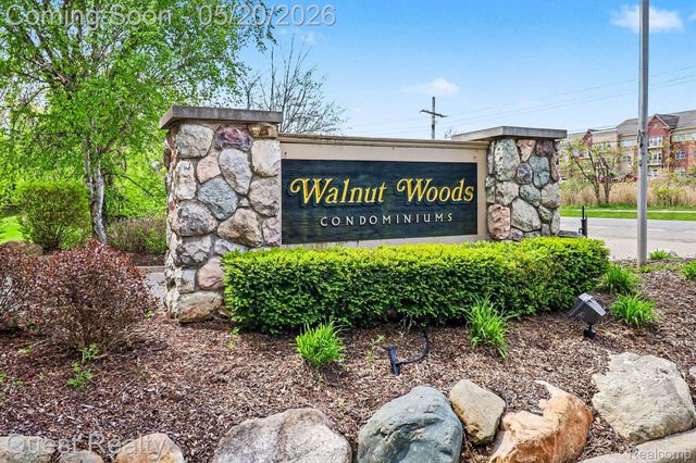5673 Drake Hollow W Drive W, West Bloomfield Charter Township, MI 48322