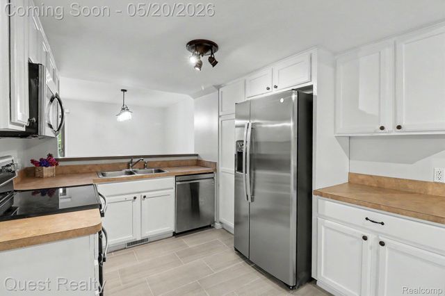 5673 Drake Hollow W Drive W, West Bloomfield Charter Township, MI 48322