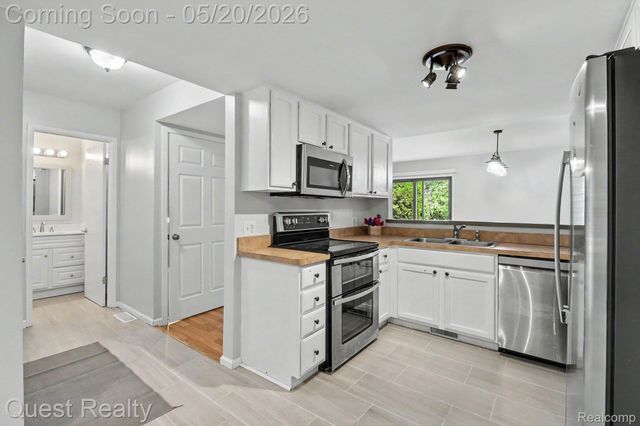 5673 Drake Hollow W Drive W, West Bloomfield Charter Township, MI 48322