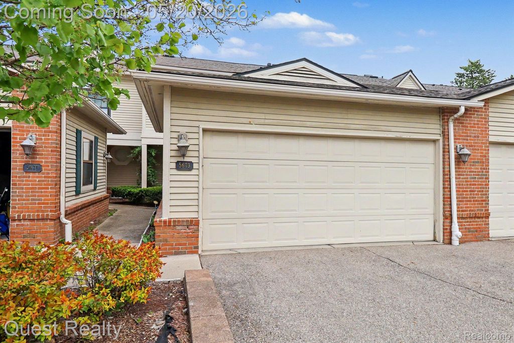 5673 Drake Hollow W Drive W, West Bloomfield Charter Township, MI 48322