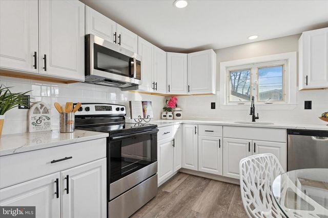 20 NEELD LN, Aston, PA 19014