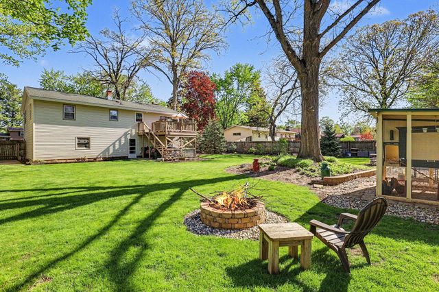 1422 Maplewood Drive, Jenison, MI 49428