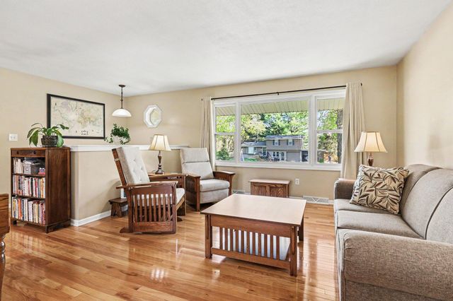 1422 Maplewood Drive, Jenison, MI 49428