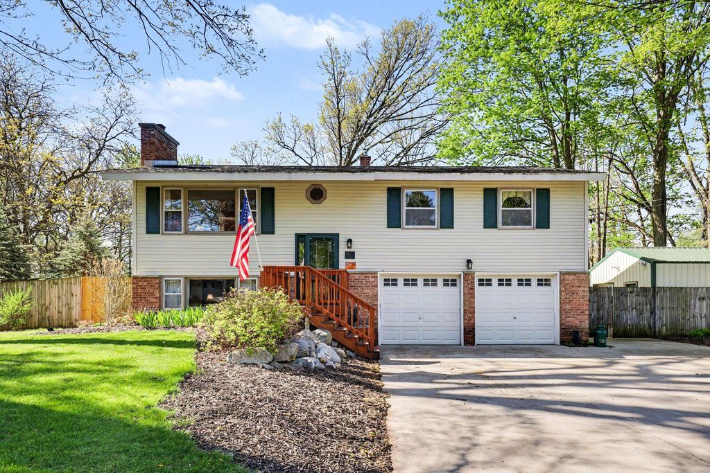 1422 Maplewood Drive, Jenison, MI 49428