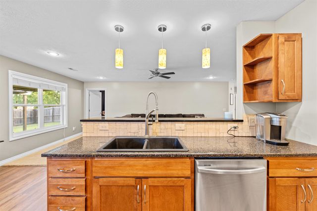 3013 Stone Creek Ct, Salina, KS 67401