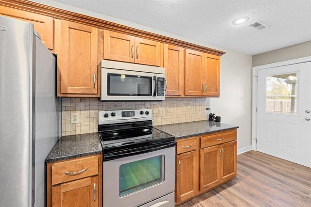 3013 Stone Creek Ct, Salina, KS 67401