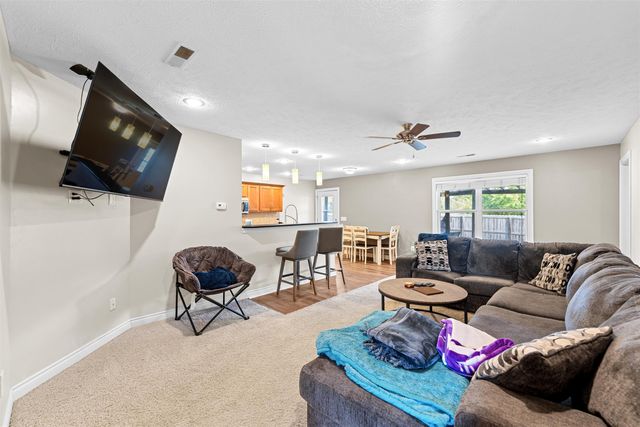 3013 Stone Creek Ct, Salina, KS 67401