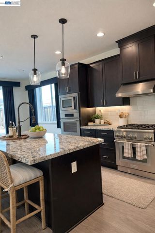 619 Heathridge Street, Manteca, CA 95336