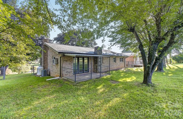 1371 Jackson Loop Road, Flat Rock, NC 28731