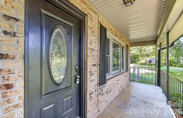 1371 Jackson Loop Road, Flat Rock, NC 28731