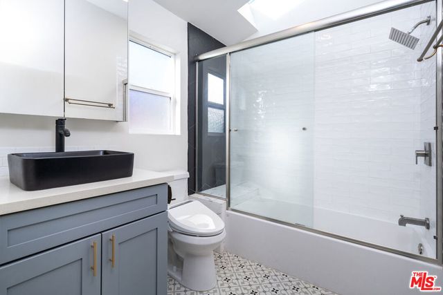 6461 Whitman Avenue, Lake Balboa, CA 91406