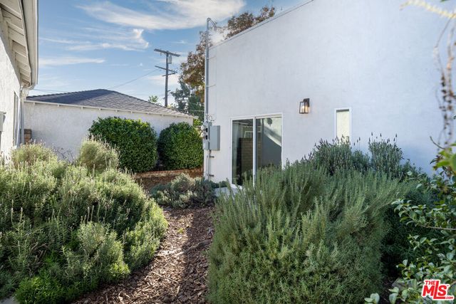 6461 Whitman Avenue, Lake Balboa, CA 91406