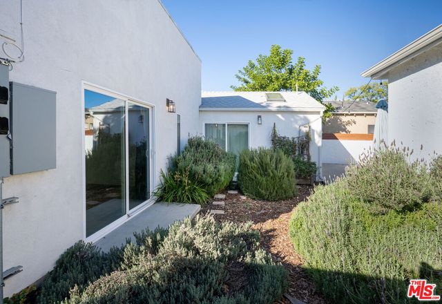 6461 Whitman Avenue, Lake Balboa, CA 91406