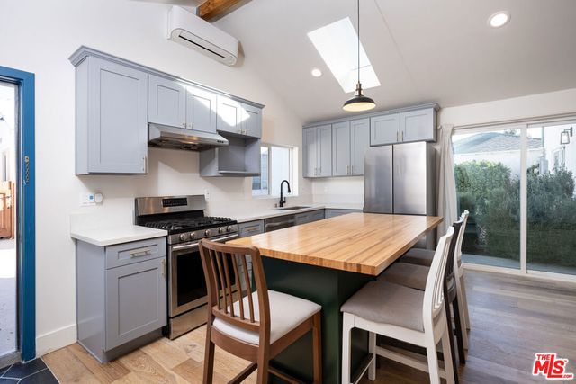 6461 Whitman Avenue, Lake Balboa, CA 91406