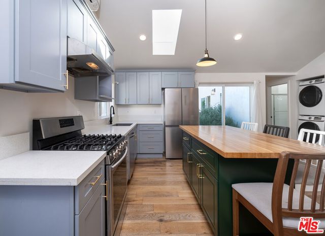 6461 Whitman Avenue, Lake Balboa, CA 91406